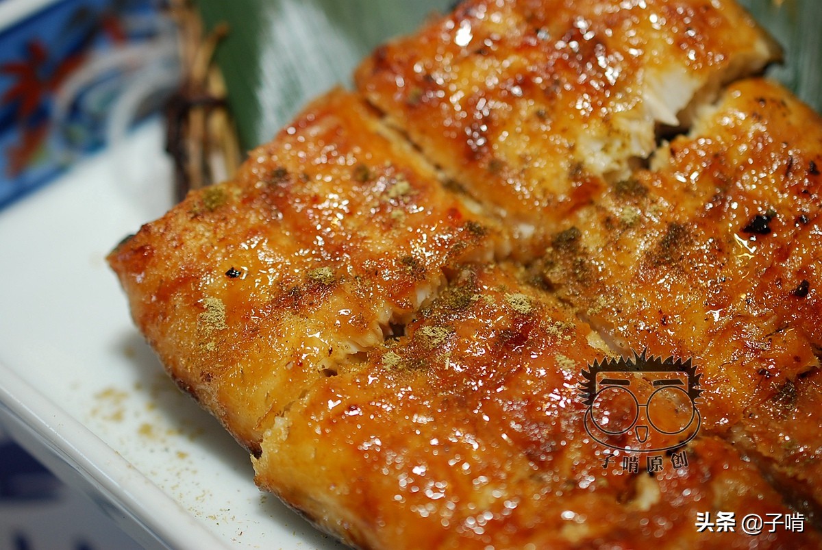 烤鳗鱼128元有8小片,鱼皮都烤的焦黑黑的,服务员说这样烤的才香