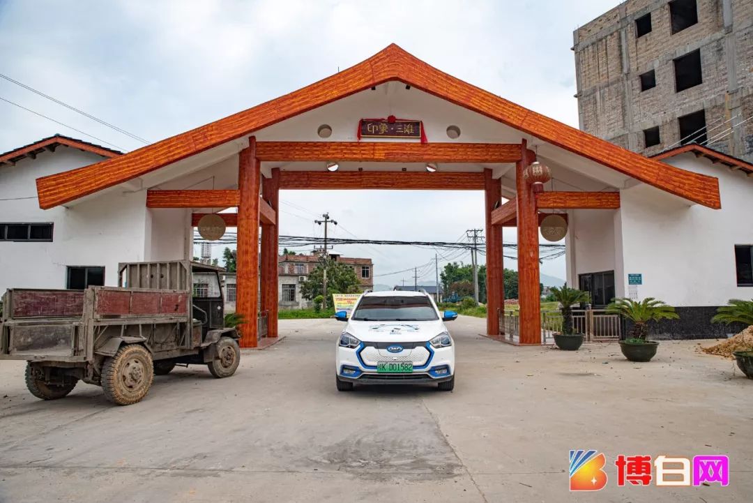 游泳池位于亚山镇鲤鱼湾山庄内.