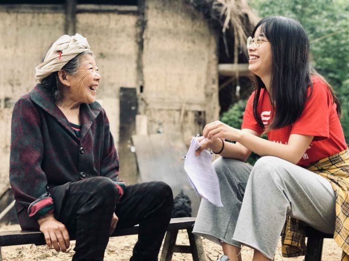 陆瑶摄)除了进行走访调研还有扶贫政策宣讲也是不可缺少的问卷调研