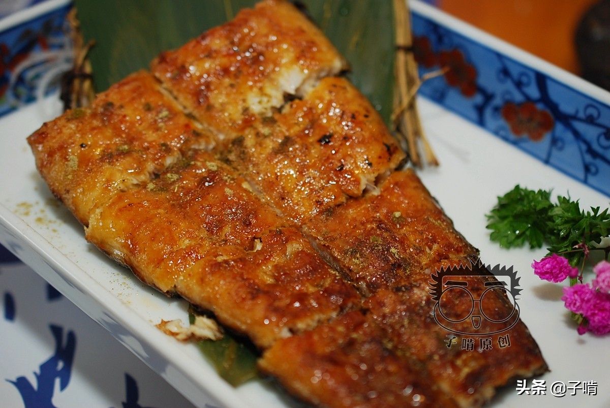 烤鳗鱼128元有8小片,鱼皮都烤的焦黑黑的,服务员说这样烤的才香