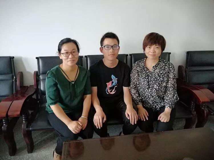 江群与其初中老师:江琼(左),陈宗辉(右)余集一中曾经是江群的班主任