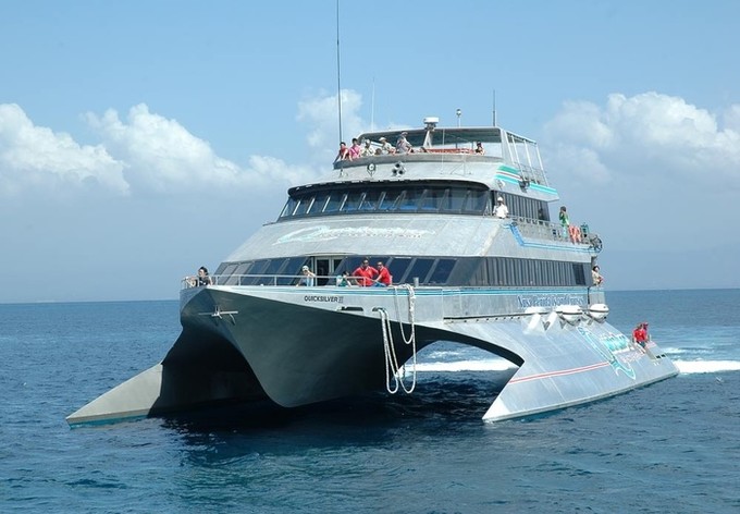 水象科技银梭号的游船是飞艇(底部是空的那种超快速船),而其他大堡礁