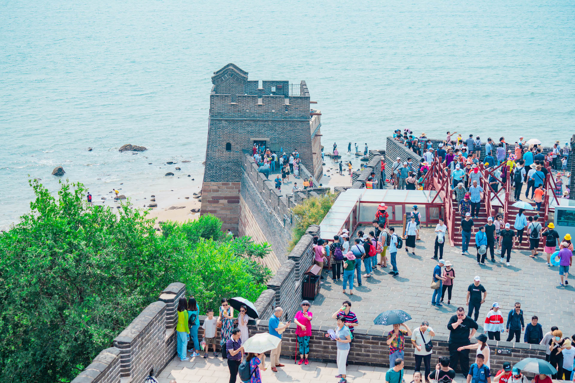 山海关有处戚继光所建海上长城如今是避暑玩海胜地