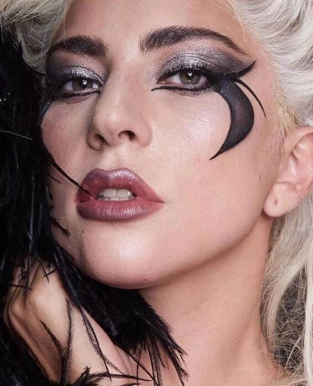 ladygaga推出个人美妆品牌hausbeauty让我们一睹为快吧