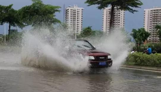 雨天路面积水汽车涉水行车小技巧请收藏