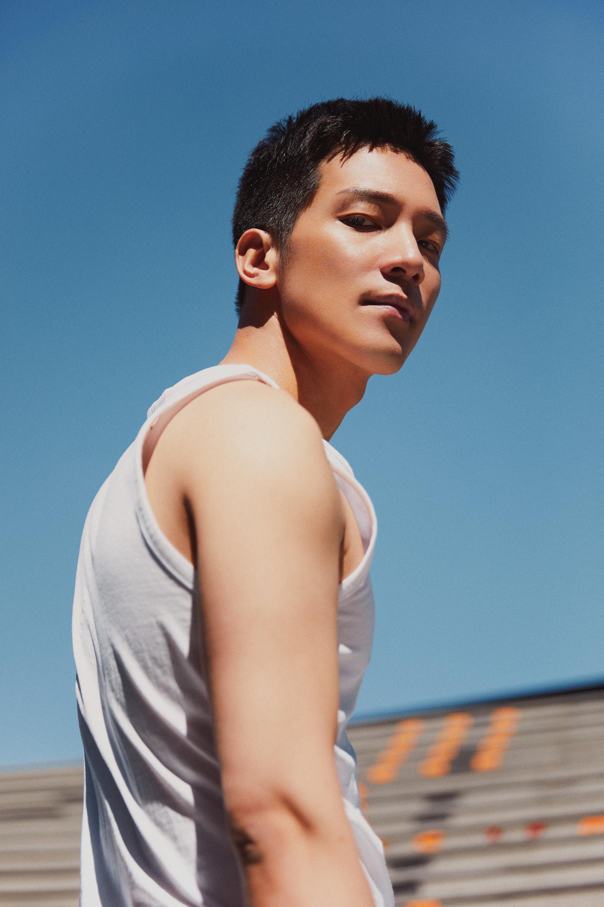 辰夫夏日大片曝光 超man肌肉尽显型男本色