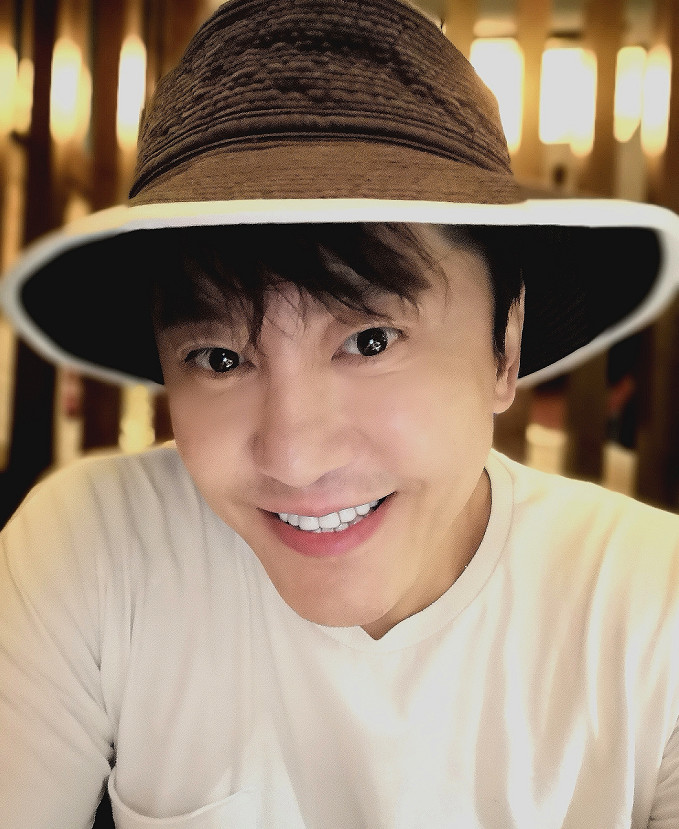 原创50岁毛宁最新近照,穿豹纹上衣超洋气,身材健美成"不老男神"