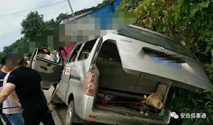 国道319安岳境内一面包车栽进路边水沟!4人受伤车辆损失严重
