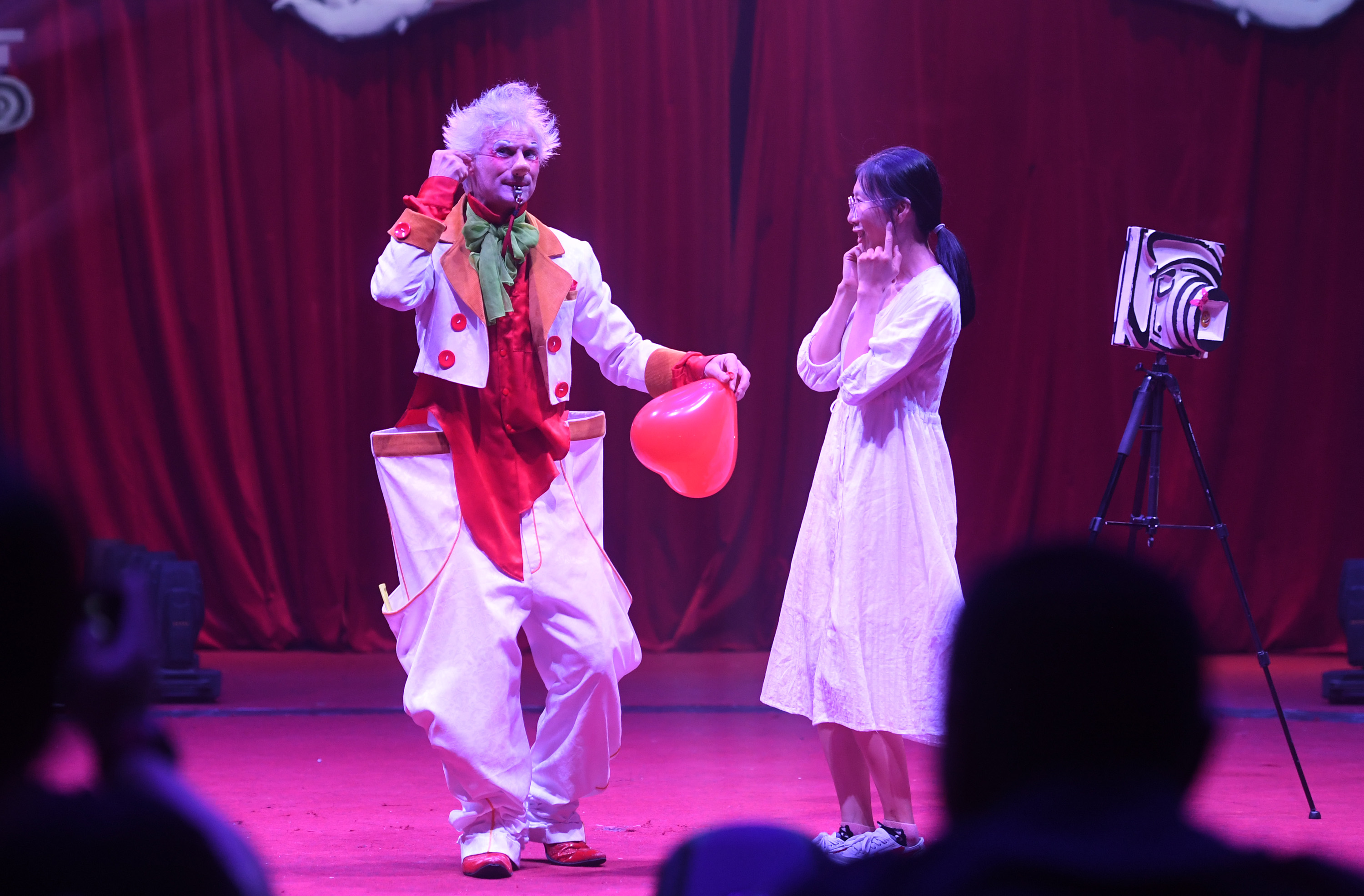 7月12日,马戏团小丑在预演活动中表演 返回搜             责任编辑