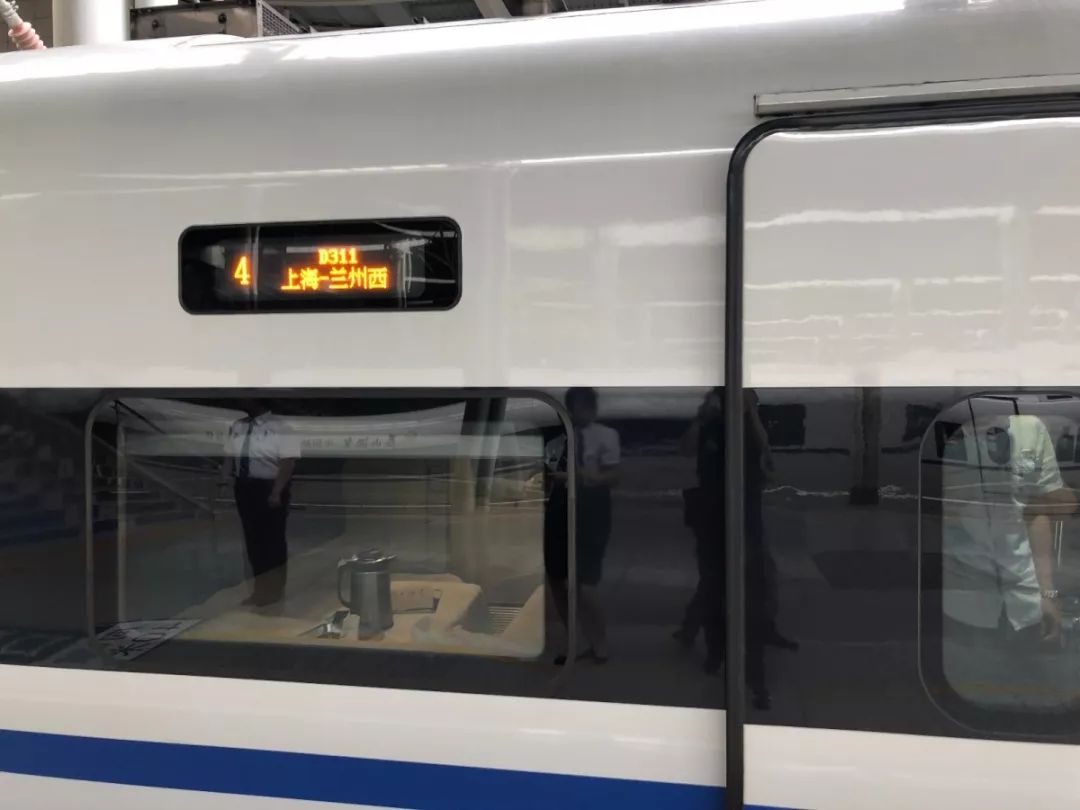 上海站,全程运行13小时11分钟;上海—兰州西d310/1动卧列车上海站始发