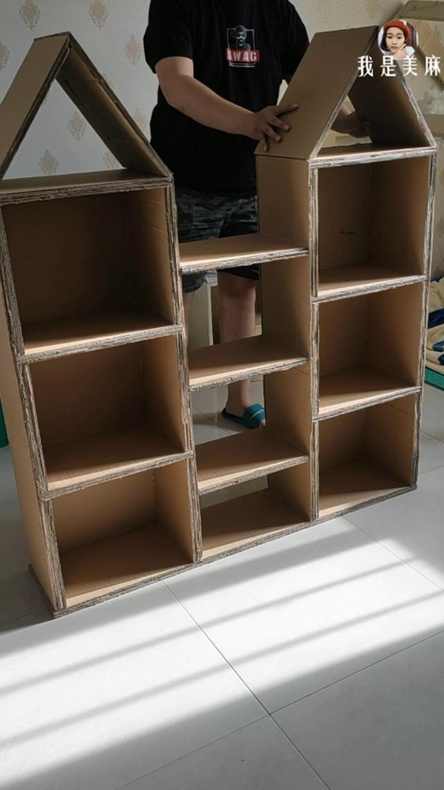 原创爸爸用50个快递箱做了个儿童书架,看着和实木家具一样,很上档次