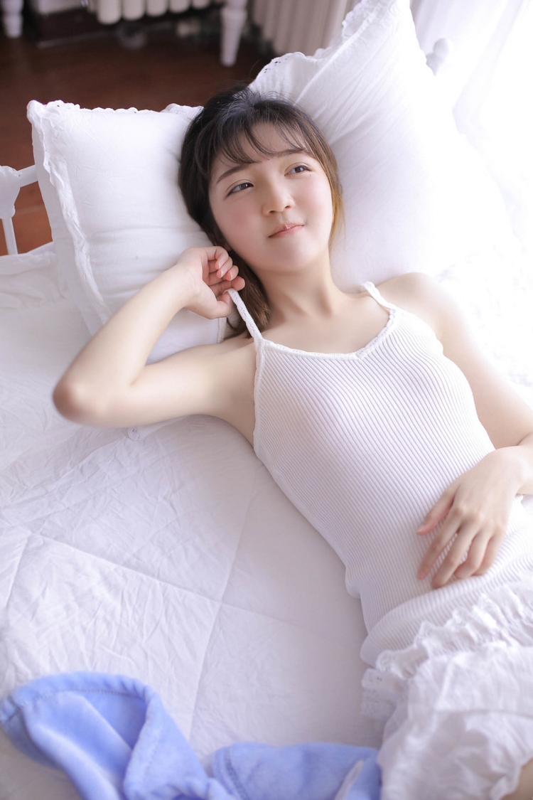 性感美女时尚写真白嫩萝莉清纯可爱吊带香肩非常漂亮单纯
