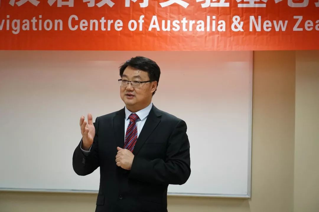 编辑郭戈博士和澳大利亚标准中文学校校长李复新博士分别在协议上签字