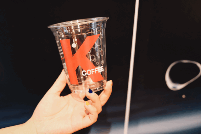 o合作杯,在k coffee经典红k杯的基础上,宇宙人形象也被引到了杯身上.