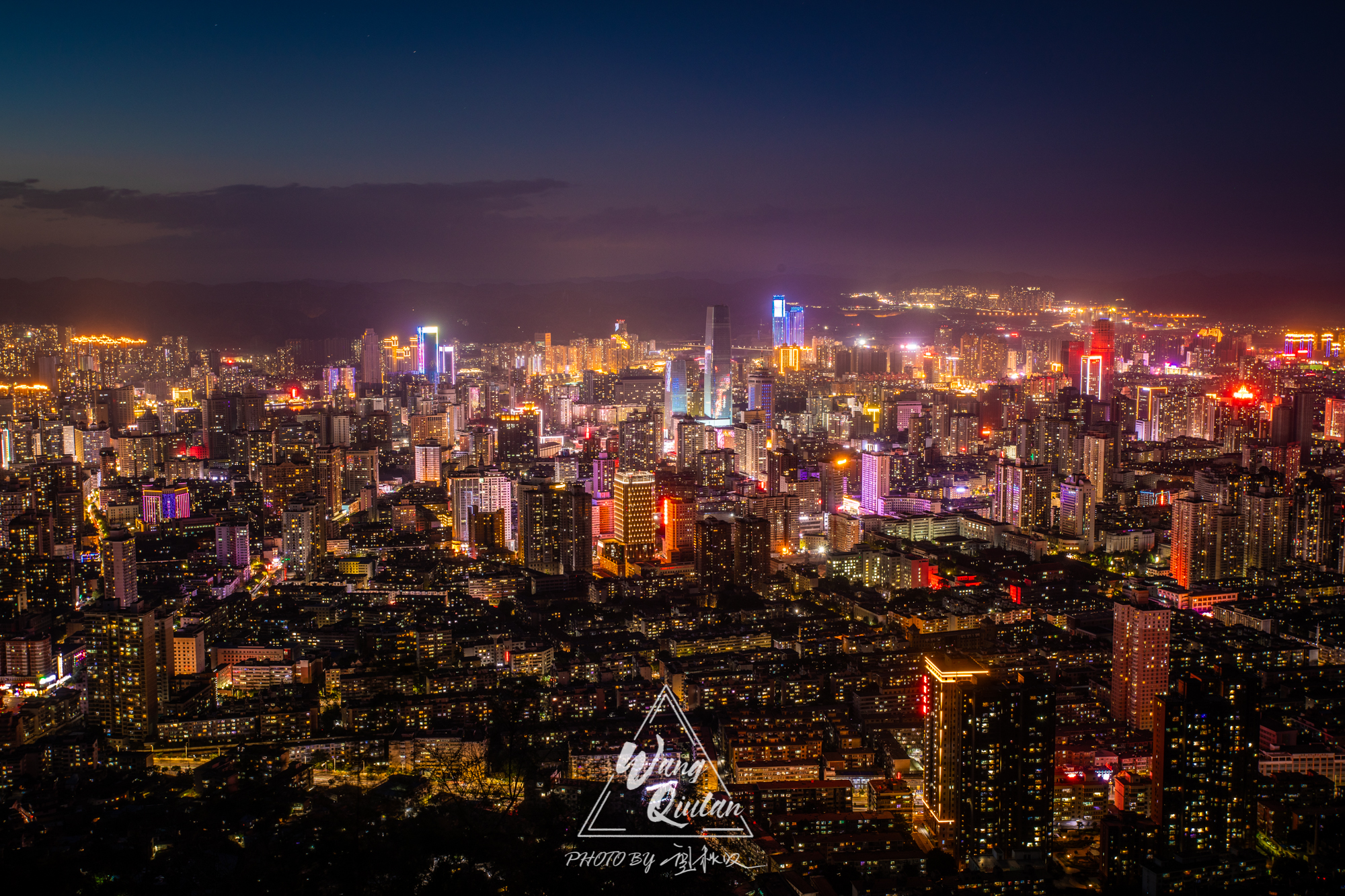 皋兰山之上的兰州城夜景仿佛太平山顶俯瞰香港中环