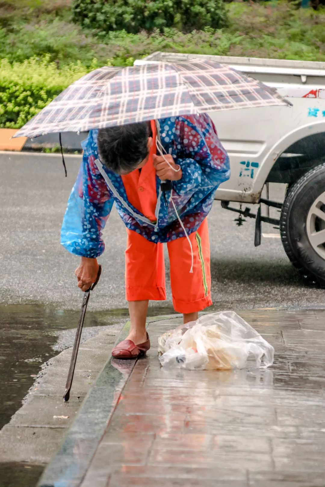 街上掠過的是離去的背影大雨讓城市變得嘈雜為這城市的衛生而堅守雨中