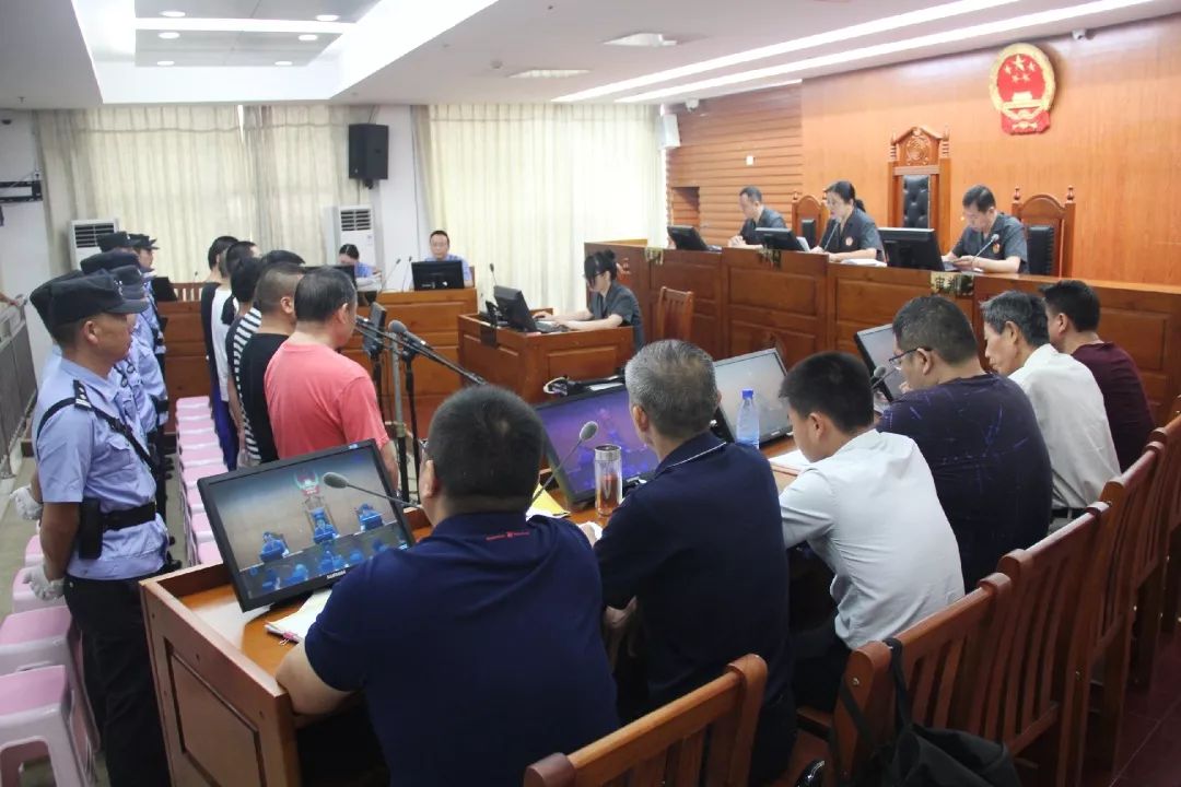 庭审现场鉴于本案案情复杂,法庭宣布休庭,合议庭将就案件进行评议择日