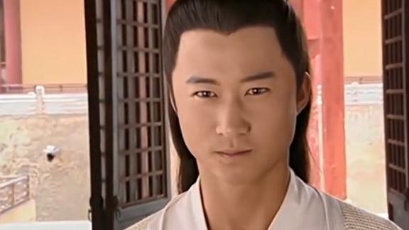 韩义山在武当作威作福没想看到张无极来了吓坏了转身就逃跑