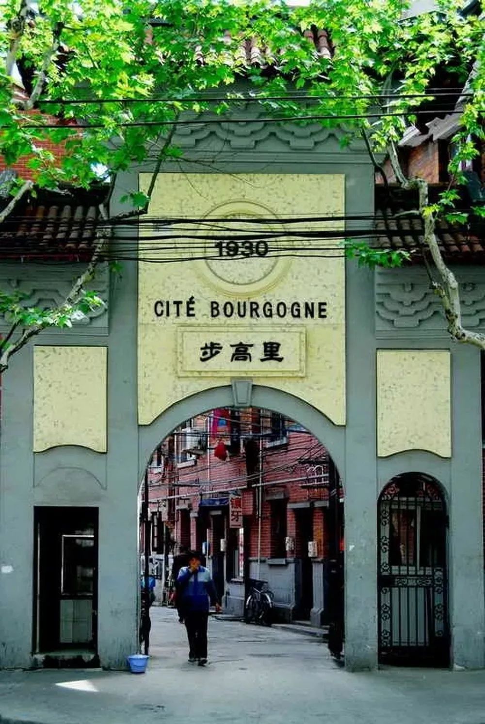 更多地将石库门摄影这样一个"大图像"的概念指向更为广泛的观念性领域