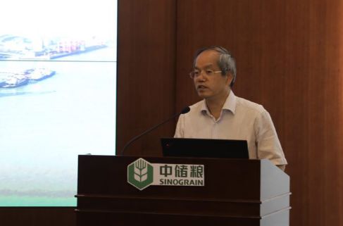 媒体采访团一行首先来到位于北京的中储粮集团公司总部.