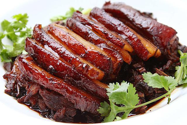 扣肉做出来非常腻?因为你用错了方法_五花肉