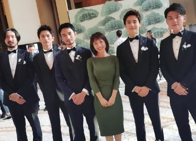 姜尘晒与张晓晨伴郎团合影,王传君现表情包,马天宇被她主动揽腰