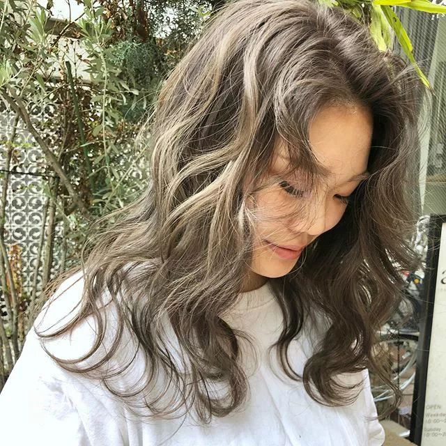 g潮流宛如闪耀阳光下的质感跟上亚洲女性最爱的这款奶茶发色