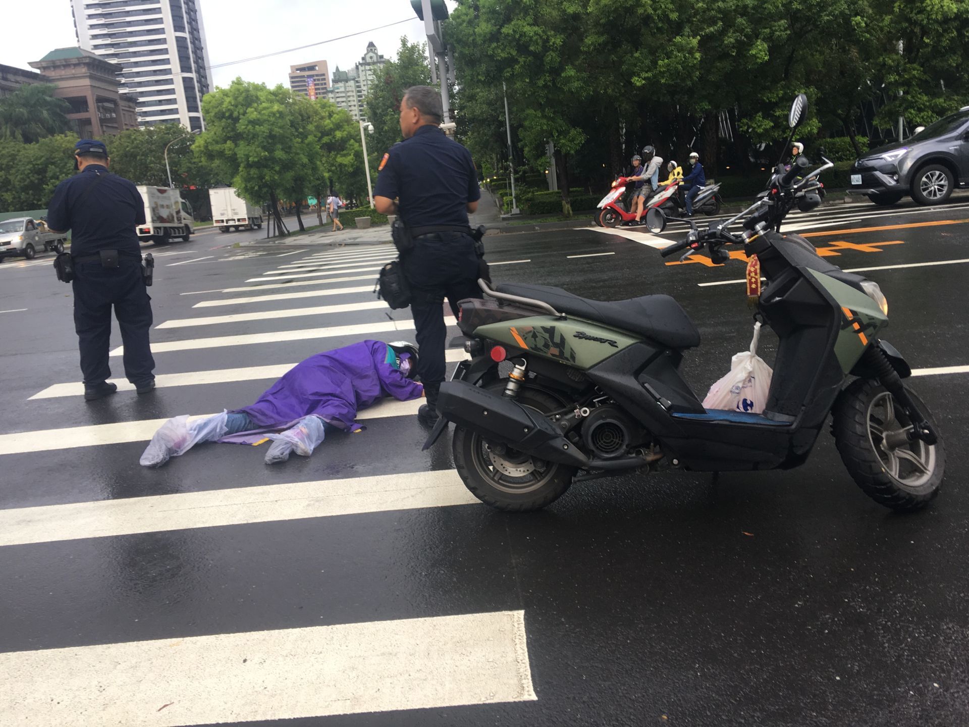 宝岛台湾高雄展览馆附近老妇被撞车祸趴在地上昏迷