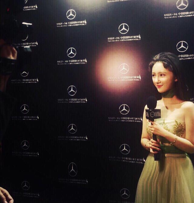 近日,中国国际时装周在京举办,中国内地女演员王玥云