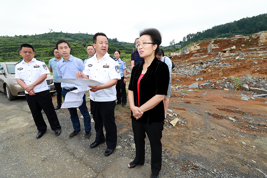 龙晓华调研基础设施建设及项目推进工作_花垣县