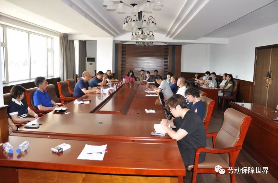 学什么,怎么学,支部书记讲党课会上,支部书记胡险峰同志首先传达了