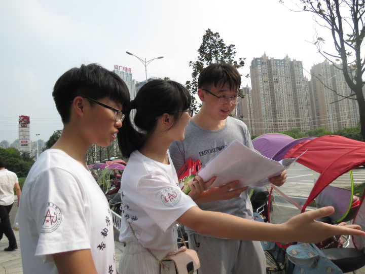 长沙医学院"杏韵芳华"三下乡团队——爱心咖啡义卖捐募