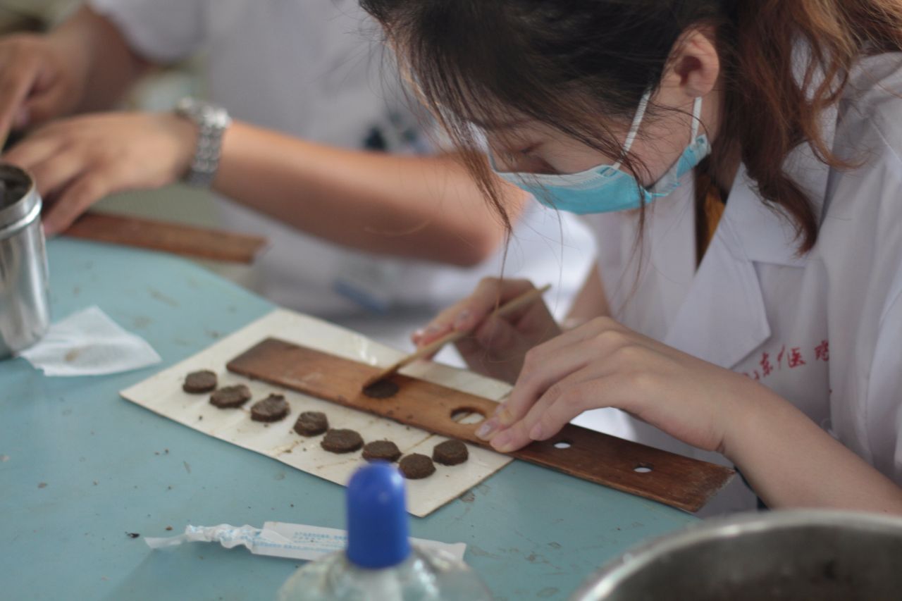 三伏天冬病夏治受追捧,青岛市民凌晨起床排队贴三伏贴