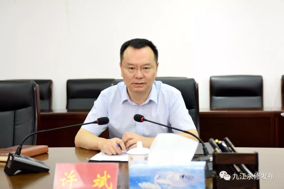 县委书记许斌到县政府机关走访