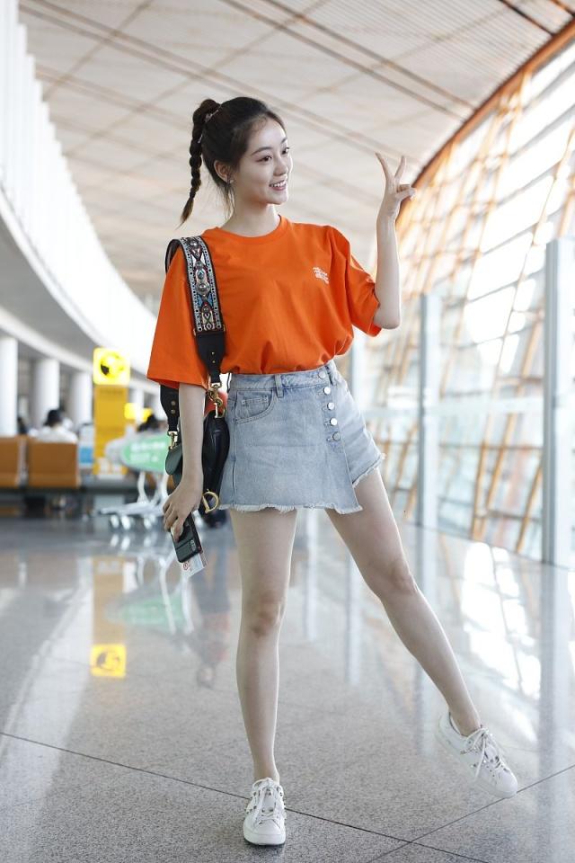 祝绪丹也太会穿了简单t恤搭半身牛仔裙经典时尚又显大长腿