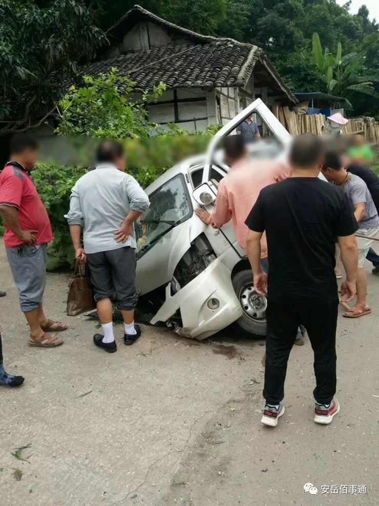 国道319安岳境内一面包车栽进路边水沟!4人受伤车辆损失严重