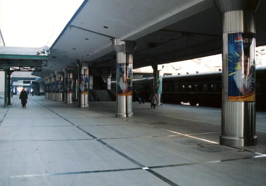 开始了包括立面装修,扩建高架候车室,新建站台雨棚等新一轮站场改造