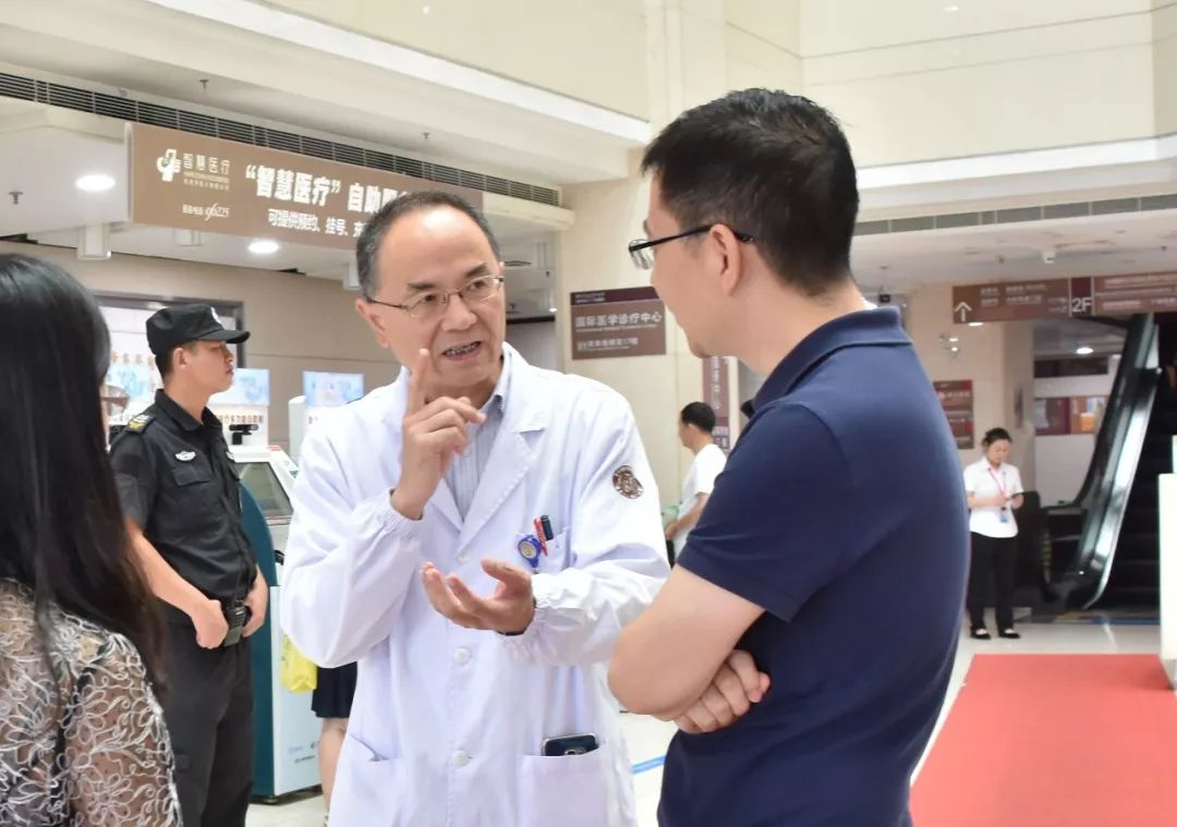 徐侃院长向应旭旻主任汇报医院舒心就医工作开展情况市卫健委应旭旻副