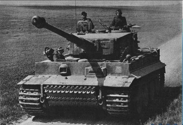 44年有辆虎式"独自"击溃1支英国坦克纵队,纳粹小兵立大功