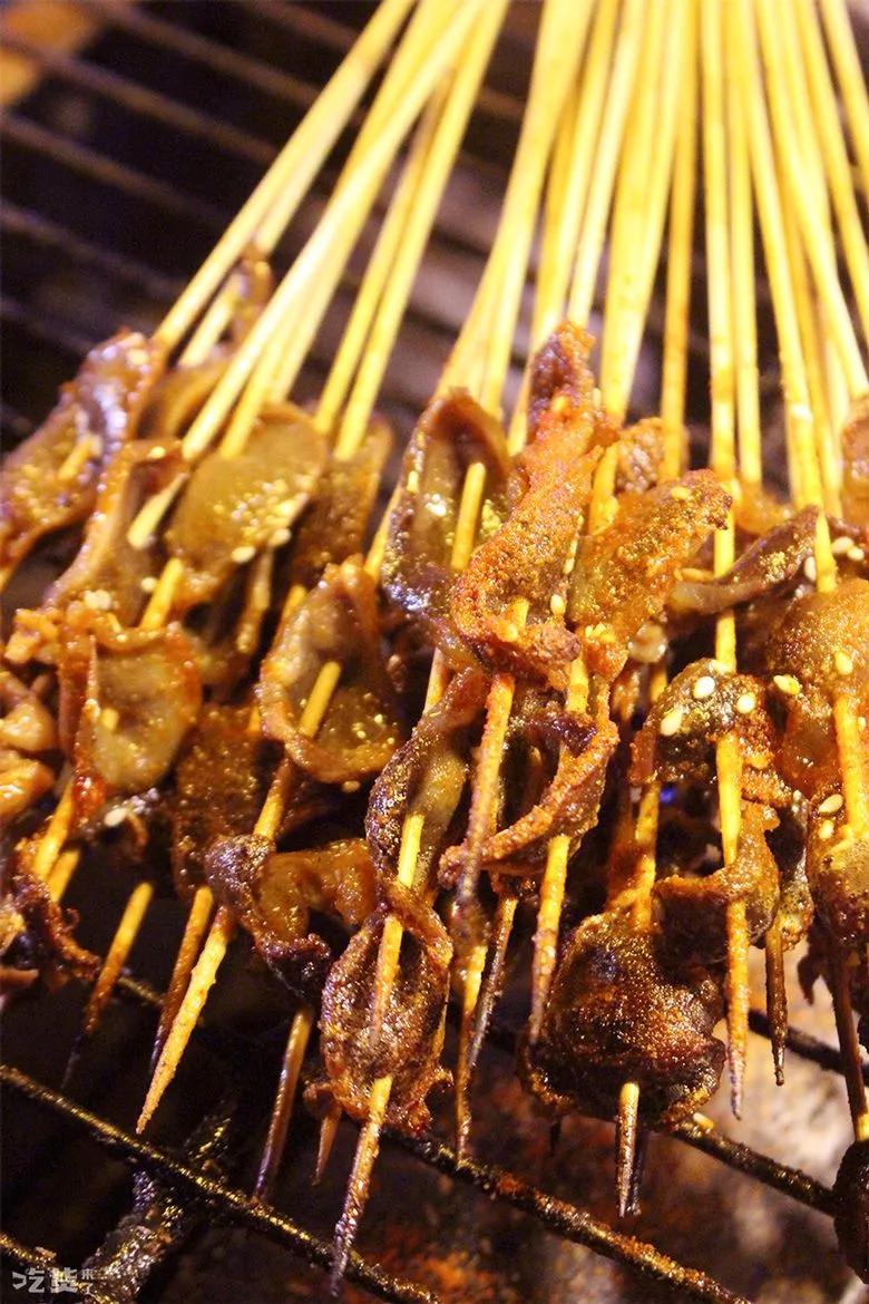 来肠肠想起吃串儿不用拘着小口小口吃.