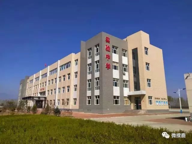 讲话涿鹿县实验中学张校长向涿鹿京西亚泰房地产开发有限公司赠送锦旗