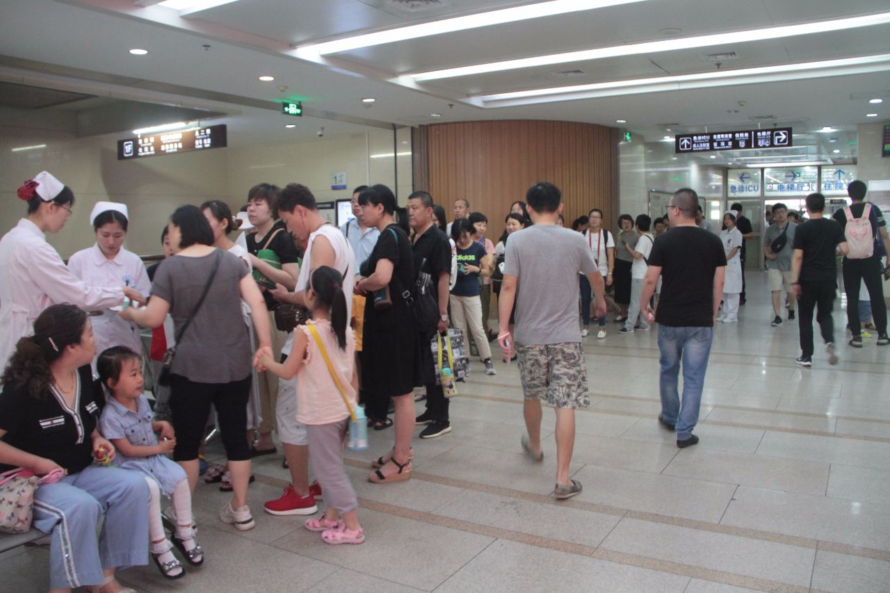 三伏天冬病夏治受追捧,青岛市民凌晨起床排队贴三伏贴