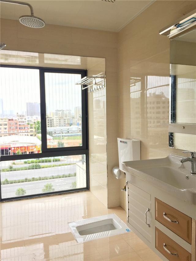 长见识了表姐新家的卫生间竟装落地窗