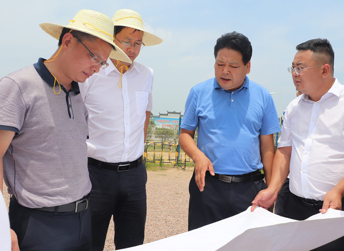 合肥市引江济淮办主任,引江济淮公司董事长陆勤山(左一)现场查看征迁