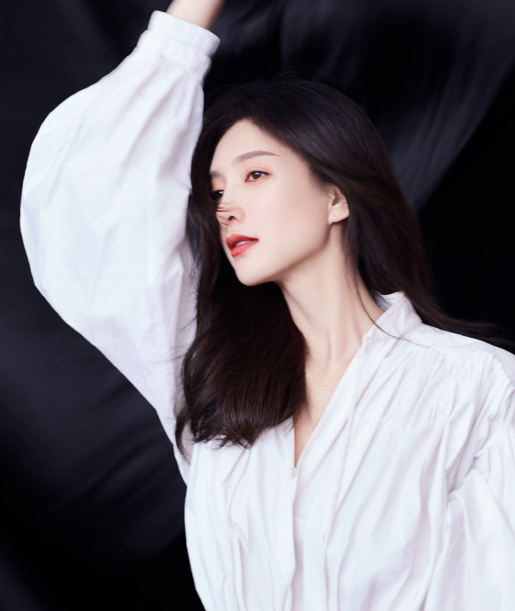 女演员江疏影清冷美艳性感时尚写真