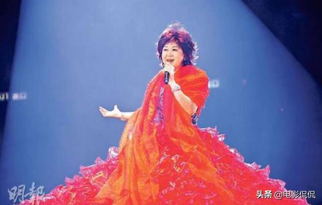 2015年红馆开演唱会的朱咪咪朱咪咪唱功虽好,擅长的却是粤语小调,跟不