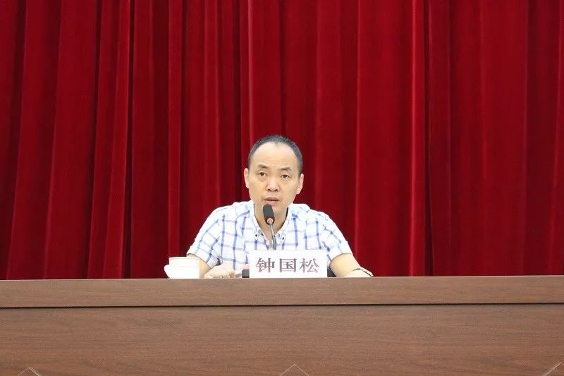区应急管理局钟国松副局长讲话张建平校长向参加培训的企业领导介绍了