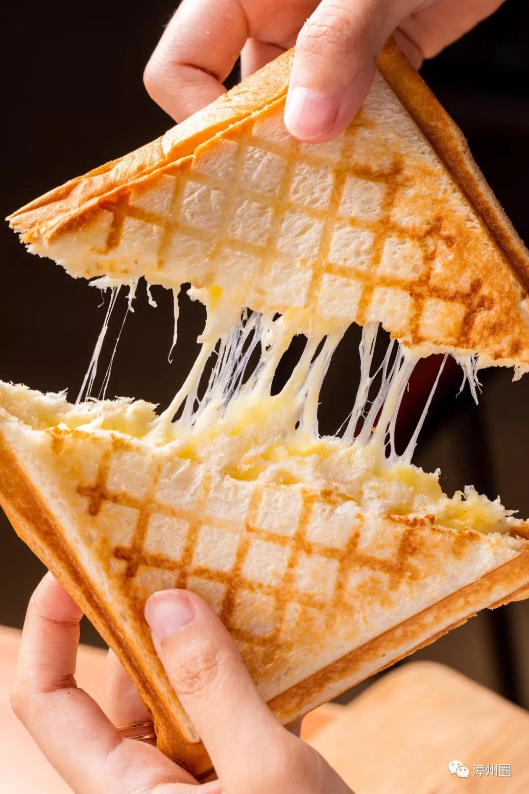 趁热扒开它们的衣服,奶香芝士分分钟在你面前表演拉丝特效