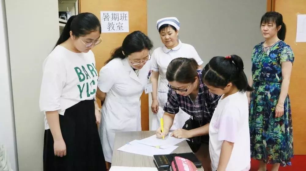 高新区人民医院为职工子女开设看护班