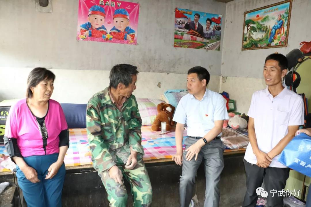 7月10日,宁武县长王卓深入化北屯乡宁化村,走访调研脱贫攻坚和宁化
